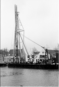 JVH-1619 Zierikzee. Nieuwe Haven. Vanuit Zierikzee houdt reder T. den Breejen een proefvaart over de Oosterschelde met ...