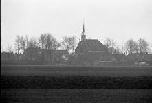 JVH-1680 Kerkwerve. Heuvelsweg. Dorpsgezicht in tegenlicht, met silhouet van de Nederlands Hervormde kerk op de Ring, ...