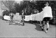 JVH-1786 Renesse. Dorpskern. Spandoekenoptocht in het kader van Koninginnedag