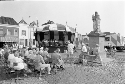 JVH-1836 Brouwershaven. Markt. Eilandelijke Muziekdag met 11 fanfares en harmonieën, georganiseerd door de Lions Club ...