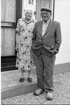 JVH-1882 Nieuwerkerk. Jan Folmer en zijn vrouw voor hun woning. De 79-jarige Folmer is 35 jaar actief als dorpsomroeper
