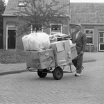 JVH-1915 Nieuwerkerk. Dorpskern. De 79-jarige Jan Folmer is 35 jaar actief als dorpsomroeper. Zo lang haalt hij ook al ...