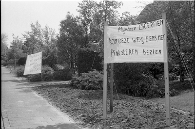 JVH-1948 Scharendijke. Elkerzeeseweg. Protestborden tijdens bezoek dat de commissaris van de koningin in Zeeland dr. C. ...