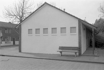 JVH-1950 Oosterland. Koninginneplein. Wijkgebouw. Het wijkgebouw is schoon gemaakt en ontdaan van alle graffiti
