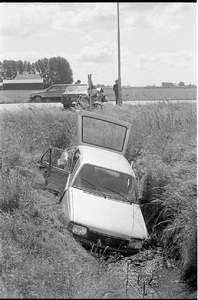JVH-1954 Bruinisse. Kruising Rijksstraatweg/Langeweg. Verkeersongeluk waarbij een dode en vier zwaar gewonden vielen