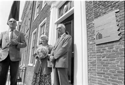 JVH-1968 Zierikzee. Havenpark. Oud bestuurslid van woningbouwvereniging Beter Wonen L. Becu (rechts) onthulde de ...