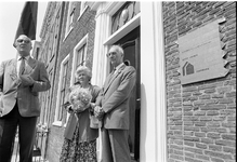 JVH-1968 Zierikzee. Havenpark. Oud bestuurslid van woningbouwvereniging Beter Wonen L. Becu (rechts) onthulde de ...