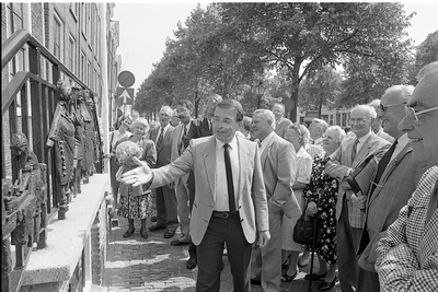 JVH-1971 Zierikzee. Havenpark. Oud bestuurslid van woningbouwvereniging Beter Wonen L. Becu (rechts) onthulde de ...