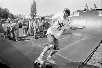 JVH-1972 Burgh-Haamstede. Burghseweg. Bij Sport-Surf-Jonker is op Tweede Pinksterdag een skateboarddemonstratie door ...