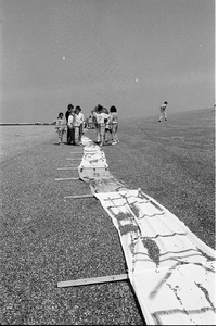 JVH-1980 Neeltje Jans. Stormvloedkering. Spandoek van 2681 meter lang gemaakt door jongeren van de Federatie ...