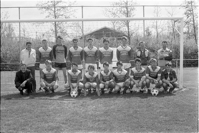 JVH-1981 Kerkwerve. Verseputseweg. Sportpark De Vospit. Het 1e voetbalteam van sportvereniging WIK (Willen Is Kunnen) ...