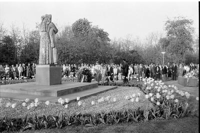 JVH-1995 Renesse. Oude Moolweg. Parkje met daarin het monument waarmee de 10 verzet-strijders worden herdacht die in de ...
