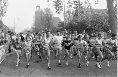 JVH-1997 Scharendijke. Bethlehemplein. Start bevrijdingsloop. Een hardloopwedstrijd die wordt gehouden op initiatief ...