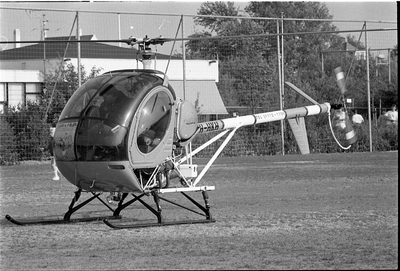 JVH-2012 Zonnemaire. Helikopter van Tom Prince. Omdat hij sponsor is van de vv Zonnemaire vliegt Prince met zijn ...