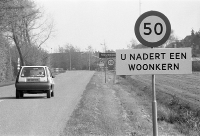 JVH-2024 Nieuwerkerk. Stolpweg. Op de Stolpweg nabij Nieuwerkerk wordt een verkeersbord geplaatst om te voorkomen dat ...