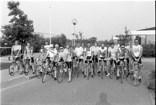 JVH-2043 Zierikzee. Lange Blokweg. Sportpark den Hogen Blok. Deelnemers aan de RTC Zes Eilandentocht die voor de tweede ...