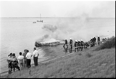 JVH-2172 Brouwershaven. Grevelingenmeer. De uitgebrande speedboot van M.D. uit Antwepen. Er raakte niemand gewond.