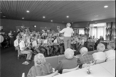 JVH-2178 Zierikzee. Scheldestraat. Het zestig leden tellende Senioren Orkest Zeeland verzorgde een optreden in de ...