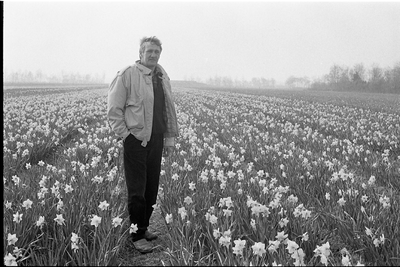 JVH-2214 Schouwen- Duiveland. Locatie onbekend. Bollenteler J. Neele in een veld bloeiende narcissen.