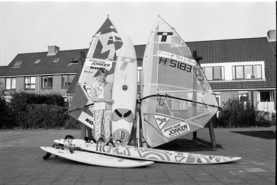 JVH-2235 Brouwershaven. Brouwersdam. Semiprofsurfer John Schoonakker. Tijdens de Holland-Pool surfwedstrijden aan de ...