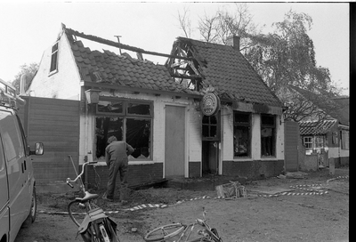 JVH-2294 Westenschouwen. Westenschouwenseweg Het door brand geteisterde Cafe De Blokhut. Beide korpsen van de brandweer ...