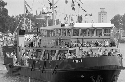 JVH-5015 Zierikzee. Een versierde mosselboot, tijdens de Havendagen in Zierikzee. Mopsselprinses dat jaar: Chantal Schot