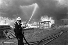 JVH-5061 Zierikzee. Het Huttendorp werd door de brandweer van Zierikzee onder toezicht van de jeugd in brand gestoken. ...