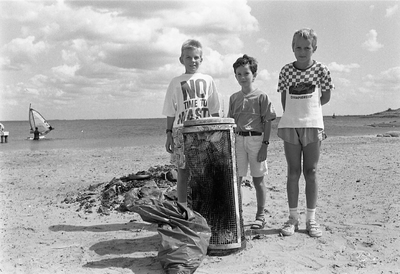 JVH-5069 Brouwershaven. Den Osse. V.l.n.r. Onno de Vries, Wim Hanse en Martien Kristalijn bij een kapotte vuilnisbak ...