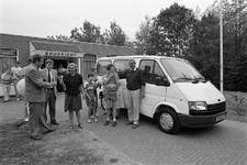 JVH-5079 Zierikzee. Scheldestraat. J. Mijnster (directeur van Ford-dealer Van Woudenberg Zeeland) overhandigde de ...