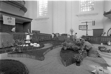 JVH-5141 Zierikzee. Kerkplein. Een beeld van de tentoonstelling 'Bloemen' in de Grote Kerk. Een aantal hobbyisten liet ...