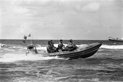 JVH-5153 Burgh-Haamstede. Locatie onbekend. Een demonstratie aan het strand met een boot van de reddingsbrigade