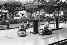 JVH-5210 Ouwerkerk. Ring. Een kinder-autoscooter op de braderie/rommelmarkt., waarvan de opbrengst bestemd was voor het ...