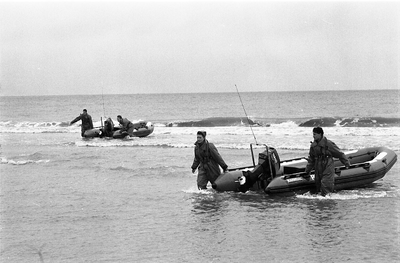 JVH-5214 Ouwerkerk. Zuidbout. Oefenen met de reddingsboot aan het strandje van de Zuidbout