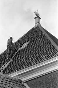 JVH-5244 Zierikzee. Gat van West Noord Westen. Twee Monumentenwachters inspecteren het dak van de Lutherse kerk in Zierikzee