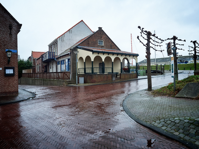 JVH-8009 Bruinisse. Beursstraat. Het kruispunt Oudestraat (links), Beursstraat en Havenkade (rechts) met de nieuw ...