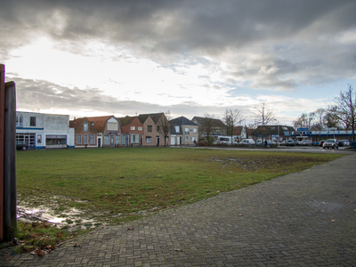 JVH-8010 Bruinisse. Dreef. Op de achtergrond de supermarkt van Albert Heijn, links zie je de huizen aan de Nieuwstraat. ...