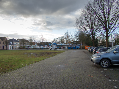 JVH-8011 Bruinisse. Dreef. Parkeerterrein aan de Dreef met op de achtergrond de supermarkt van Albert Heijn. Links de ...