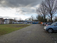 JVH-8011 Bruinisse. Dreef. Parkeerterrein aan de Dreef met op de achtergrond de supermarkt van Albert Heijn. Links de ...