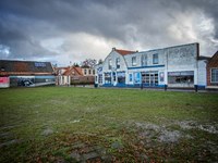 JVH-8015 Bruinisse. Nieuwstraat. Het witte gebouw is de garage en werkplaats van Van Gilst Kevers op de hoek van de ...