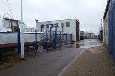 JVH-8039 Bruinisse. Havenkade. De toegang tot de loodsen van de verschillende bedrijven aan de Havenkade, op de ...