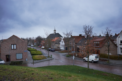 JVH-8048 Bruinisse. Steinstraat. Kruispunt Steinstraat (links) met de Deestraat, op de achtergrond de Ned. Herv. Kerk ...