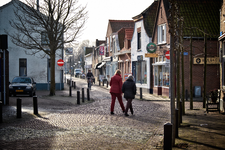 JVH-8072 Bruinisse. Korte Ring. Het kruispunt Korte Ring met naar rechts de Poststraat en rechtdoor de overgang naar de ...