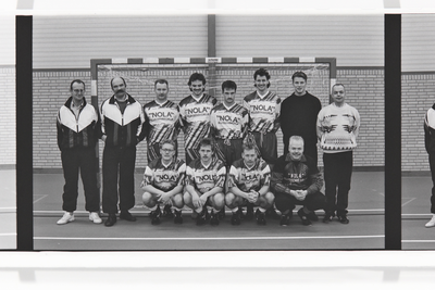 89-5-2 Zaalvoetbal Team Nola Boys, uitkomend in de eerste klasse van de zaalvoetbalcompetitie, met nieuwe tenues ...