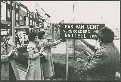 115 Onthulling door mevr. Dusarduijn en mevr. De Lobel van het plaatsnaambord Sas van Gent verbroederd met Bailleul ...