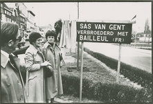 116 Onthulling van het plaatsnaambord Sas van Gent verbroederd met Bailleul (FR) tijdens de verbroederingsplechtigheid ...