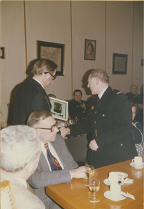 126 Bijeenkomst in het gemeentehuis ter gelegenheid van de onderscheiding van brandweercommandant E.L. de Vriend bij ...