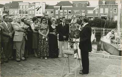 129 Burgemeester W. Dusarduijn houdt een toespraak bij de opening van de Jachthaven 't Sas aan de Oostkade te Sas van Gent