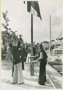 131 Het hijsen van een vlag tijdens de opening van de Jachthaven 't Sas aan de Oostkade te Sas van Gent