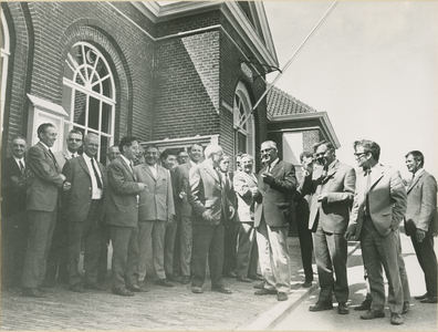 178 De gemeenteraad van Sas van Gent met enkele medewerkers op excursie vóór het voormalige gemeentehuis van Philippine