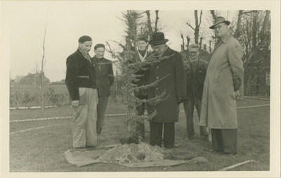 224 Burgemeester R.A.J. den Boer plant een boom in het plantsoen van de Molenberg aan de Westdam te Sas van Gent. ...
